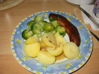 Rosenkohl mit frischer Bratwurst und Kartoffeln