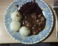 Gulasch mit Rotkohl und KlÃ¶ÃŸen